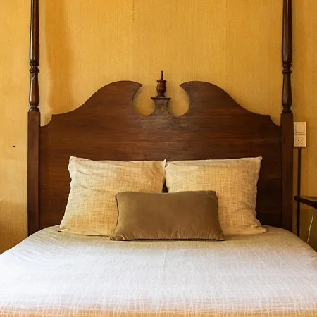 D'hotes Dans Maison De Maitre A 5 Min Du Centre De Bed & Breakfast
